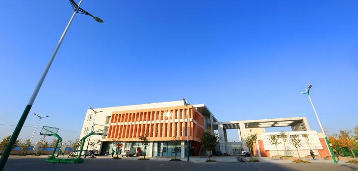 中国人民解放军空军军医大学2024年在河北录取最低分数线和学费是多少？