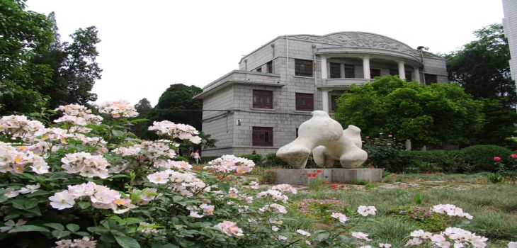 厦门大学宁夏回族自治区录取分数线是多少？学费又是多少？