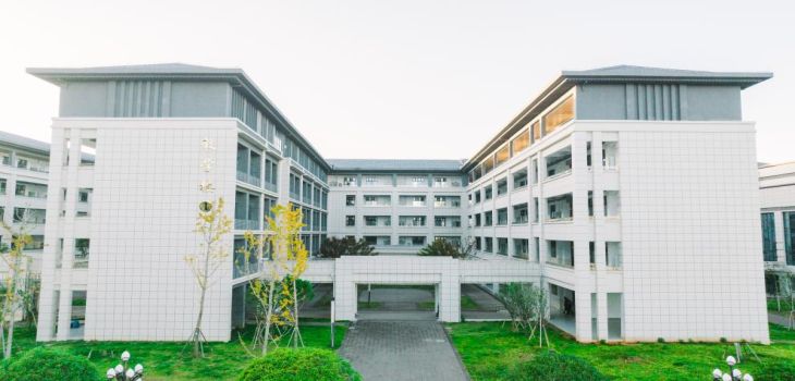 上海外国语大学2024年学费多少钱？每年6500元到7310元（各专业收费标准）