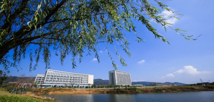 福建江夏学院2024年在贵州录取最低分数线和学费是多少？