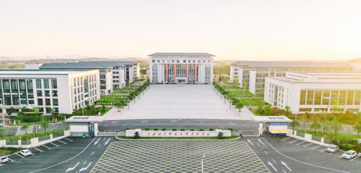 2024年中国人民解放军空军军医大学在江苏招生计划和学费是多少？录取分数线是多少？
