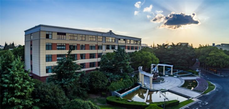 大连外国语大学2024年每年多少学费？每年8000元到25000元（供湖北考生参考）