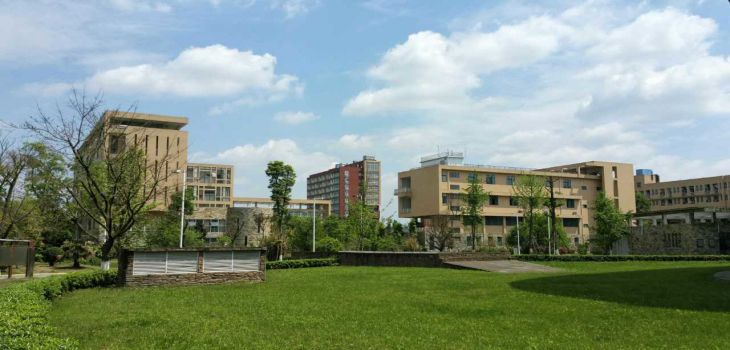 井冈山大学2024年在广西录取最低分数线和学费是多少？