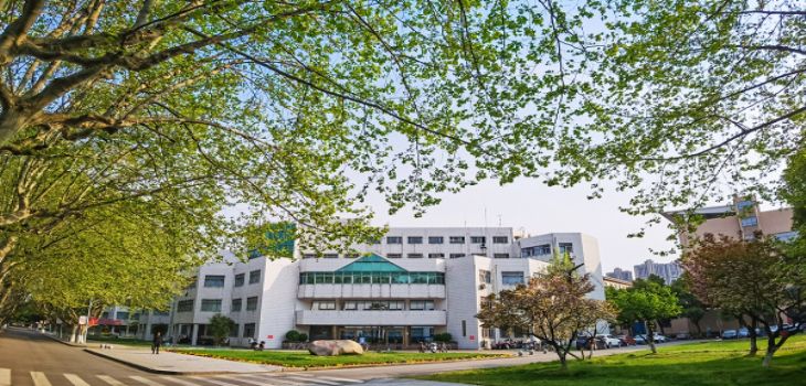 六盘水师范学院2024年学费标准：每年最低4100元最高4200元（各专业收费标准）